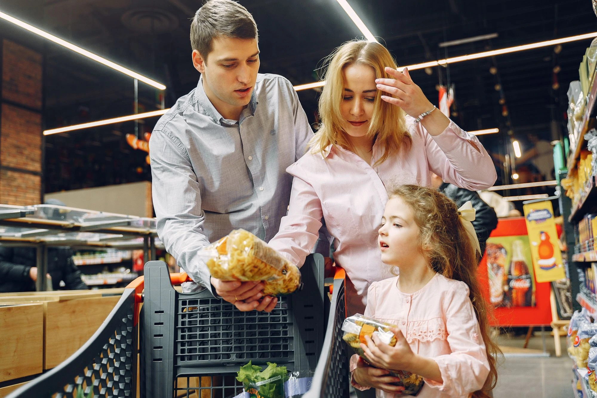 Família feliz fazendo compras no supermercado